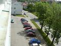 Pohled z okna na parkoviště před hlavní budovou Pohled z okna na parkoviště před hlavní budovou